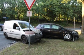 Polizei Bochum: POL-BO: Autofahrer (21) wird bei Unfall verletzt