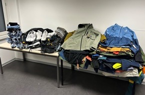 Hauptzollamt Ulm: HZA-UL: Haufenweise neue Kleidung aus der Schweiz geschmuggelt