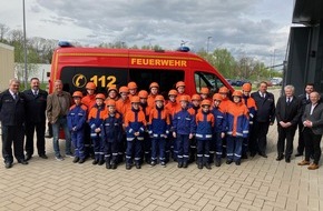 Freiwillige Feuerwehr Alpen: FW Alpen: Fahrzeugeinweihung und Übergabe der neuen Jugendfeuerwehr-Helme in Alpen