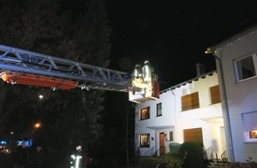 Feuerwehr der Stadt Arnsberg: FW-AR: Hausbewohner reagieren bei Kaminbrand in Neheim umsichtig