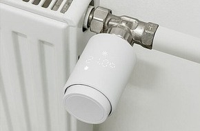 PEARL GmbH: Heizkörper per Smartphone programmieren und steuern: revolt Smartes ZigBee-Heizkörperthermostat, weltweite App-Steuerung, Display