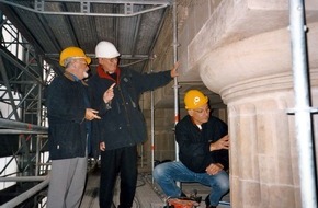 DAW SE: Caparol-Firmengruppe als Sponsor / Brandenburger Tor in der Hand von Restauratoren und Handwerkern