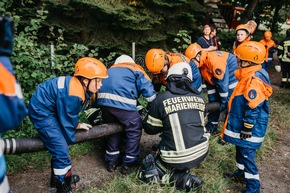 FW Marienheide: Berufsfeuerwehrtag der Jugendfeuerwehr: Marienheider Feuerwehrnachwuchs für 24 Stunden im Einsatz