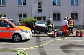 Polizei Rheinisch-Bergischer Kreis: POL-RBK: Bergisch Gladbach - Pkw fährt nach Zusammenstoß vor einen Baum: 2 Schwerverletzte