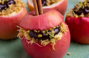 Deutschland - Mein Garten (eine Initiative der Bundesvereinigung der Erzeugerorganisationen Obst und Gemüse / BVEO): Nähe ist das Höchste! Am "Tag des Deutschen Apfels" wird das beliebte Kernobst gefeiert - mit einer himmlischen Kampagne!