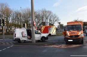 Kreispolizeibehörde Herford: POL-HF: Verkehrsunfall mit hohem Sachschaden- Zusammenstoß auf der Bahnhofskreuzung