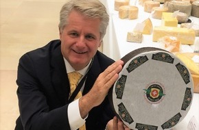 Affineur Walo von Mühlenen: Der Schweizer Affineur Walo von Mühlenen erhält erneut 10 Auszeichnungen am World Cheese Award 2016
