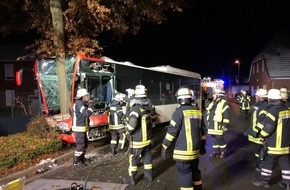 Polizeiinspektion Diepholz: POL-DH: --- Bruchhausen-Vilsen, Linienbus touchiert Hauswand, Fahrer schwer verletzt ---
