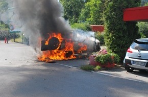 Feuerwehr Iserlohn: FW-MK: Geländewagen brannte in voller Ausdehnung