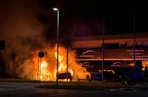 Polizeiinspektion Rotenburg: POL-ROW: Zeugen gesucht: Mehrere Pkw bei Autohandel durch Brand zerst&ouml;rt