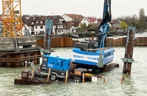 Kreisfeuerwehrverband Bodenseekreis e. V.: KFV Bodenseekreis: Schweres Arbeitsgerät in Schieflage im Hafen von Hagnau