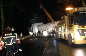 Polizeiinspektion Hameln-Pyrmont/Holzminden: POL-HM: ca. 250000 Euro Sachschaden bei Lkw-Unfall - Vollsperrung der B 3 bei Delligsen