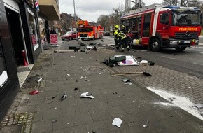 Feuerwehr Bergheim: FW Bergheim: Eine verletzte Person nach Verkehrsunfall in Quadrath-Ichendorf Fahrerin im PKW eingeschlossen - großes Trümmerfeld auf Köln-Aachener-Straße
