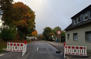 Polizeiinspektion Osnabrück: POL-OS: Bissendorf: Rollerfahrer stürzt nach manipulierten Baustellenabsperrungen in Asphaltloch
