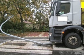 Polizeidirektion Ludwigshafen: POL-PDLU: LKW beschädigt in der Berliner Straße neue Verkehrsinsel