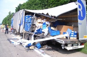 Polizeiinspektion Hildesheim: POL-HI: Schwerer Lkw-Unfall auf der Autobahn bei Bockenem Wie durch ein Wunder wurde niemand verletzt