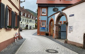 Polizeidirektion Landau: POL-PDLD: St. Martin - Fußgängerin verletzt