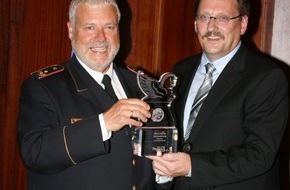 Deutscher Feuerwehrverband e. V. (DFV): Deutsche Feuerwehren erneut Vertrauenssieger / "Pegasus Award" verliehen / Feuerwehrverband dankt Axel Dechamps