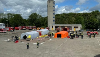 Feuerwehr Moers: FW Moers: Dekontamination von verletzten Personen - Einsatzkräfte üben den Aufbau des Verletzten-Dekontaminationsplatz 50 NRW (Dekon V 50)