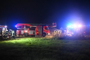 POL-STD: Großalarm in Wischhafen - Stallgebäude durch Feuer erheblich beschädigt, Unbekannte werfen Steine auf Radfahrer in Stade - Polizei sucht Zeugen