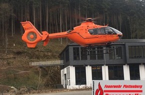 Feuerwehr Plettenberg: FW-PL: OT-Stadtmitte. Rettungshubschrauber fliegt Verletzten nach Leitersturz in Unfallklinik.