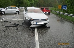 Polizeidirektion Pirmasens: POL-PDPS: Unfall mit hohem Sachschaden und 2 verletzten Personen