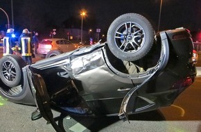 Feuerwehr Essen: FW-E: Verkehrsunfall, drei Verletzte, ein SUV bleibt auf dem Dach liegen