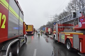 Feuerwehr Dortmund: FW-DO: TECHNISCHE HILFELEISTUNG AUF DER AUTOBAHN Verkehrsunfall im Kreuz Dortmund-West