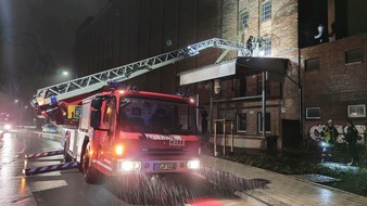 Freiwillige Feuerwehr Celle: FW Celle: Feuerwehr rettet Person von einem Dach