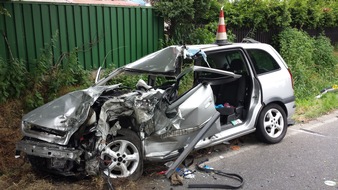 Polizeiinspektion Hameln-Pyrmont/Holzminden: POL-HM: Schwerer Verkehrsunfall - Pkw-Fahrerin lebensgefährlich verletzt - Bundesstraße 1 stundenlang voll gesperrt