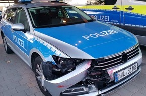 Polizeiinspektion Schwerin: POL-SN: Straßensperre durchbrochen - Streifenwagen beschädigt - Festnahme