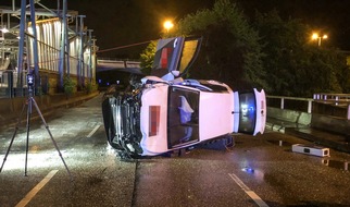 Polizei Bochum: POL-BO: Auto bleibt nach Verkehrsunfall auf der Seite liegen - 49-Jähriger schwer verletzt