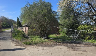 Polizeiinspektion Stade: POL-STD: Bauzaun in Agathenburg durch vorbeifahrendes Fahrzeug besch&auml;digt - Polizei sucht Verursacher und Zeugen