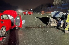 Feuerwehr Gelsenkirchen: FW-GE: Einsatzkräfte der Feuerwehr Gelsenkirchen erleben unruhigen Start in den 3. Advent / Nächtlicher Verkehrsunfall auf der A 42 sowie drei Brandeinsätze halten die Einsatzkräfte in Atem