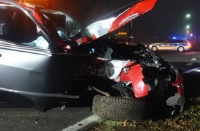 Polizei Minden-Lübbecke: POL-MI: Auto prallt gegen Baum - Alkoholisierter Fahrer wird schwer verletzt