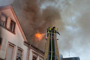 FW Menden: Feuerwehr Menden rettet 12 Personen bei Wohnungsbrand