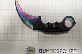 Bundespolizeidirektion Sankt Augustin: BPOL NRW: 16-Jähriger mit martialischem Messer zum Karneval - Bundespolizei nimmt Jugendlichen fest