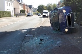 Polizei Minden-Lübbecke: POL-MI: Auto schleudert nach Unfall auf Bürgersteig