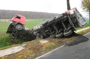 Polizeiinspektion Hameln-Pyrmont/Holzminden: POL-HOL: Bundesstraße 64 - Eimen - Mainzholzen: LKW im Straßengraben gelandet - Abgefräste Fahrbahndecke landete am Fahrbahnrand -