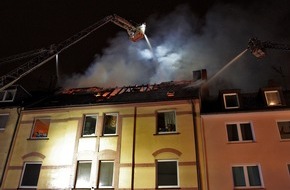 Feuerwehr Essen: FW-E: Dachstuhlbrand in Mehrfamilienhaus in Essen-Altenessen, eine Person durch Rettungsdienst versorgt