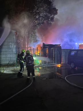 Feuerwehr MTK: Imbissstand steht lichterloh in Flammen