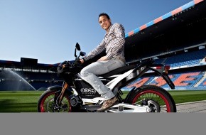 Migros-Genossenschafts-Bund: Un gagnant de marque au jeu "m-way"
Le footballeur professionnel Philipp Degen (27 ans) enfourche un deux-roues électrique