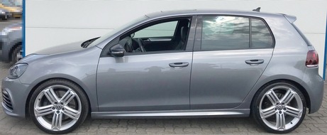 Polizeiinspektion Hameln-Pyrmont/Holzminden: POL-HM: Metallic-grauer VW Golf vom Verkaufsgelände eines Autohauses entwendet