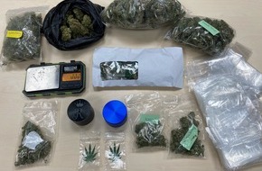 Polizei Düsseldorf: POL-D: Oberbilk - Zur falschen Zeit gelüftet: Cannabisgeruch dringt Polizisten in die Nase - Drogen und Verkaufsutensilien beschlagnahmt - Foto hängt an