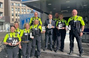 Polizei Bochum: POL-BO: Aktionstag rund ums sichere Radfahren - Innenminister Herbert Reul zu Gast in der Bochumer Innenstadt