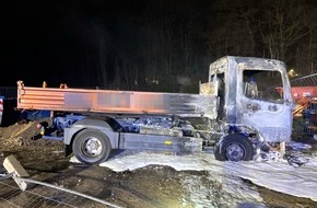 Polizei Rheinisch-Bergischer Kreis: POL-RBK: Bergisch Gladbach - Baustellenfahrzeug und Holzpaletten in Brand gesetzt - Polizei sucht Zeugen