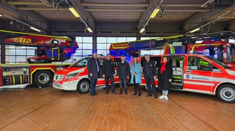 Feuerwehr Bremerhaven: FW Bremerhaven: Vier neue Fahrzeuge für die Feuerwehr Bremerhaven