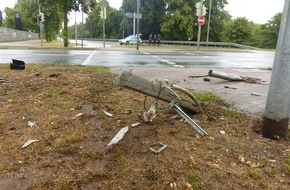Polizei Minden-Lübbecke: POL-MI: Verkehrsunfall mit beschädigter Ampel führt zu mehreren Folgeunfällen