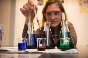 Arbeitgeberverband Chemie Baden-Württemberg e.V.: Lehrerkongress der chemischen Industrie in Baden-Württemberg /  Experimente zu Lithium-Ionen-Batterien und dem genetischen Fingerabdruck (BILD)