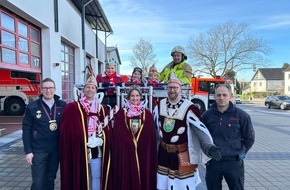 Feuerwehr Bergisch Gladbach: FW-GL: Dreimol "Gl&auml;bbisch Alaaf" op de F&uuml;&uuml;rwaach - Bergisch Gladbacher Dreigestirne zu Gast bei der Feuerwehr